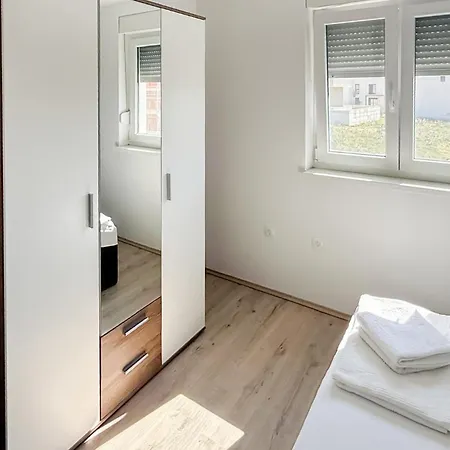 Awesome In With Wifi Apartment Povljana